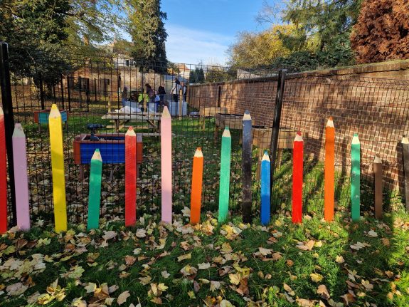 potloodmuur-mur de crayons